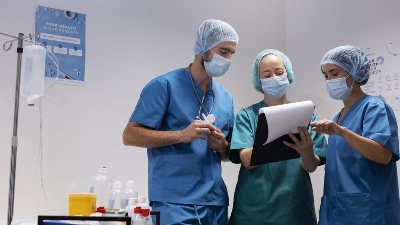 medium-shot-nurses-wearing-masks