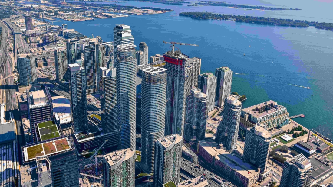 A high angle shot of the skyscrapers and buildings captured in Toronto, Canada